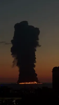 פלאמען נעבן די בארטן: א טאנקער פייער נעבן די שווארצע ים שיקט רויך פאר מיילן ווייט