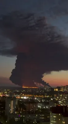 פלאמען נעבן די בארטן: א טאנקער פייער נעבן די שווארצע ים שיקט רויך פאר מיילן ווייט