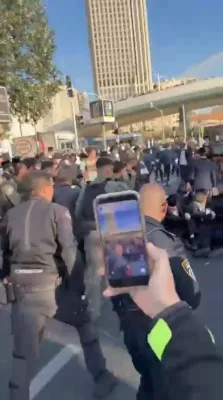 פאליציי נוצט שטעקענעס קעגן פראטעסטירער ביי א הפגנה אין ירושלים