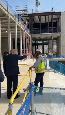 מיט א 'הארד העט': פרעזידענט טראמפ קוקט איבער די בוי-ארבעט פונעם 90,000 סקווער-פוס באל-רום