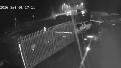מאנטשעסטער: פארמאסקירטע פארשוינען האבן אונטערגעצינדן א מיניבאס פון א היימישן איד; פאליציי פארשט אויס א מעגליכע אנטיסעמיטישע מאטיוו
