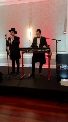 כל המשמח: קרישקעלעך פון דער חתונה נעכטן פון העסקן הדגול לכל חולי ישראל ר' שלום פישער שליט"א