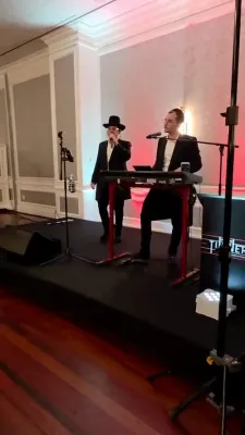 כל המשמח: קרישקעלעך פון דער חתונה נעכטן פון העסקן הדגול לכל חולי ישראל ר' שלום פישער שליט"א
