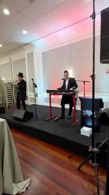 כל המשמח: קרישקעלעך פון דער חתונה נעכטן פון העסקן הדגול לכל חולי ישראל ר' שלום פישער שליט"א