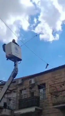 ווידעא: פאליציי נוצט א קרעין אראפצונעמען א פאלעסטינער פאן אין מאה שערים