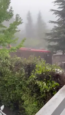 שרעקליכע בלאטע פארפלייצונג: א רויטע באס ווערט מיטגעשלעפט אין טשילע בשעת פאסאזשירן האלטן זיך אן אויפן דאך