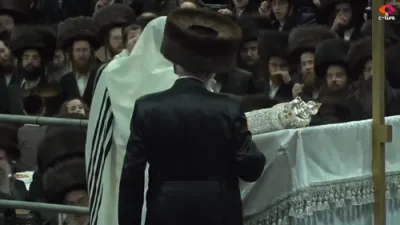 "הרי אני כפרתכם": א הייליגע מאמענט ביים נעילת החג, ווען כ"ק אדמו"ר מצאנז שליט"א האט אויסגעבראכן אין א בכיה נוראה מיט רירנדע ווערטער וואס האבן אויפגעטרייסלט די הערצער פונעם ציבור