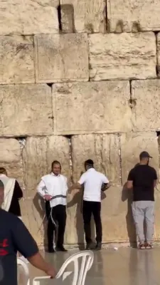 כי בשמחה תצאי: צוויי אידן כאפן א טענצל ביים כותל פארן זיך געזעגענען פון ארץ ישראל