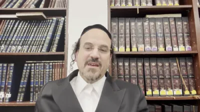 א הערליכע מעשה "לולי תורתך שעשועי אז עבדתי בעניי" - דורך הרב אליהו שווארץ ביים שיעור עמוד היומי 'דרשו' מסכת יומא דף ע"ז
