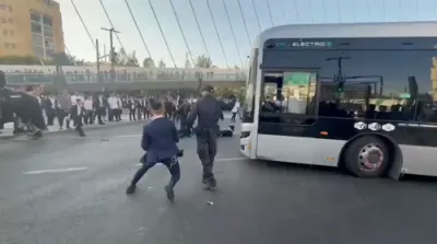 חרדישע פראטעסטירער בלאקירן שאסייען אין ירושלים און נעבן בני ברק; א קאר האט אראפגעקלאפט פראטעסטירער
