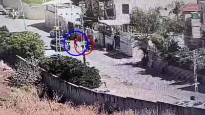 דראמאטישע פאליס טשעיס אין לוד: אנטלאפענער מאטארציקל דרייווער קלאפט אראפ א פאליציאנט און ווערט געכאפט נאך א זוכעריי