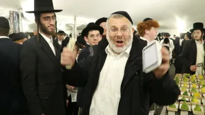 ערב סוכות צענעס אין עיר התורה והחסידות לעיקוואד