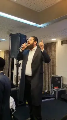 גאר דערהויבענע הקפות שניות מוצאי שמחת תורה במחיצתו פון כ"ק אדמו"ר מקאמאדא שליט"א אין מאנסי.