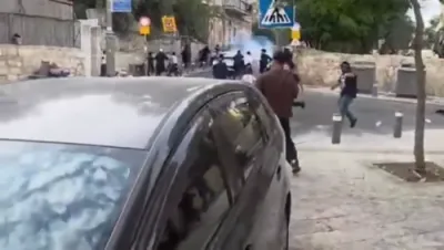 ווידעא: פאליציי נוצט שאק גראנאטן אינמיטן א געפעכט וואס האט אויסגעבראכן אין מאה שערים