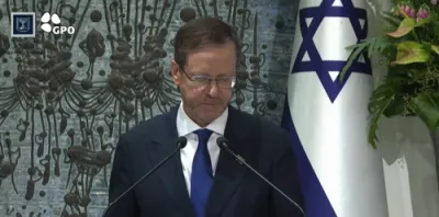 העלדישקייט אויף 30,000 פיס: פרעזידענט הערצאג באערט זעקס העלדן פונעם פליי-דובאי פליגער