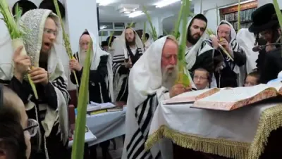 יו"ט סוכות געפראוועט דורך המשפיע הגה"צ רבי יצחק משה ערלאנגער שליט"א צוזאמען מיט זיין קהילה אין שטאט אשדוד יצ"ו