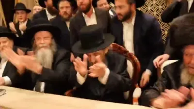 מרא דכולא תלמודא: הגה"צ רבי מיכל זילבער שליט"א, ביים חתונה פון זיין אייניקל.