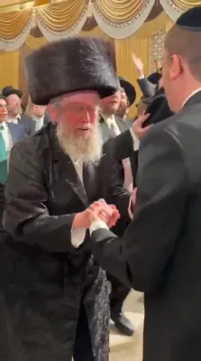 מרא דכולא תלמודא: הגה"צ רבי מיכל זילבער שליט"א, ביים חתונה פון זיין אייניקל.