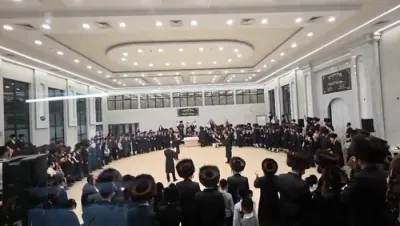 שמחת בית השואבה און דערהויבענע נענועים אין ביהמ"ד הגדול והחדש אין קרית יטב לב בראשות הגה"צ אבד"ק שליט"א