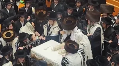 כ"ק אדמו"ר מסאטמאר שליט"א ביי קריאת התורה דעם ערשטן טאג חול המועד