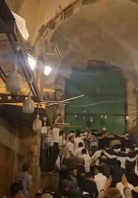 ווידעא: צענדליגער זאמלען זיך ביים כותל צו מתפלל זיין פאר נריה דוב בן חנה וואס געפינט זיך אין א קריטישע צושטאנד