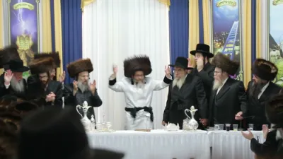 כ"ק אדמו"ר מסקולען שליט"א פון לעיקוואד ווערט געזעהן אין פייערדיגע ריקודין בעת די שמחת בית השואיבה ליל אושפיזא דמשה