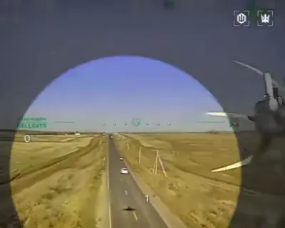 כאאס אויפן הייוועי: אוקראינישע דראון פאראורזאכט א קאר עקסידענט און טרעפט נאך אלץ איר ציל