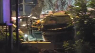 קאר רייסט רייסט אויף אין מאה שערים - באמבע שאנסן אויסגעשלאסן