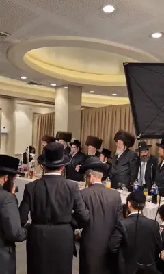 כ"ק אדמו"ר מסקולען ירושלים שליט"א ביים שמחת הבר מצווה פאר אן אייניקל ביי כ"ק אדמו"רים מסאווראן און טריסק