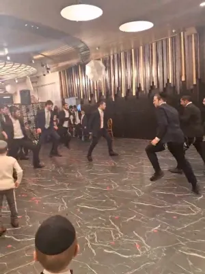 קאמישע טאנץ דורך ישיבה בחורים צו דערפרייען באליבטן חבר ביום שמחתו