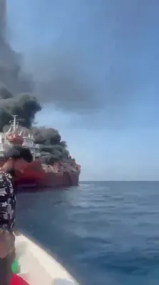 שוידערליכע דראון אטאקע: א טאנקער שיף פלאקערט נעבן אמאן, צוויי אינדיאנער מאטראזן זענען פארלוירן