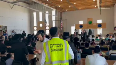 כבודו של מלכות: העכסטראנגיגע בעאמטע קומען אראפ צום שטח, צו צייגן זייער פולקאמער שטיצע, און באגריסן די חסידישע אידן וואס קומען ערשטמאליג באזעצן דעם פלארידע באדן.
