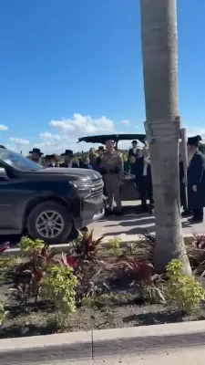 כבודו של מלכות: העכסטראנגיגע בעאמטע קומען אראפ צום שטח, צו צייגן זייער פולקאמער שטיצע, און באגריסן די חסידישע אידן וואס קומען ערשטמאליג באזעצן דעם פלארידע באדן.