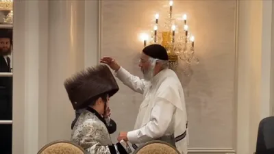 שמחת החתונה פאר אן אייניקל ביי כ"ק אדמו"ר ניקלשבורג בארא פארק שליט"א און כ"ק אדמו"ר מסטרעטין שליט"א