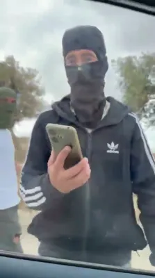 דיפלאמאטן אונטער אטאקע: מאסקירטע מתנחלים האבן צובראכן א בעלגישע קאנסולאט קאר נעבן טייבע