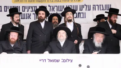 קול הנערים: הונדערטער ברסלב'ע קינדער פון איבער גאנץ ארץ ישראל ביי א מחאה קעגן גזירת הגיוס פארנט פון כלא 10