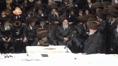 הכרזה נעכטן ביי שלש סעודות פון כ"ק אדמו"ר מבעלזא שליט"א ארויסצוגיין שטימען פאר אות ג' 