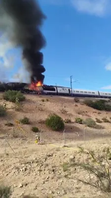 דראמאטישע עוואקואציע: 283 פאסאזשירן אנטלויפן פון א ברענענדיגע שנעלקייט באן בשעת רויעך פילט אן די הימלען