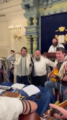 מוזיקאלישע ראש חודש הלל אפגעראכטן מיט גרויס שמחה אין א מאנהעטן שול