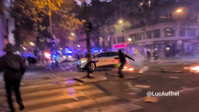 ווילדע ראיאטן אין פאריז: פראטעסטירער באפאלן פאליציי קארס און שטעלן אפיצירן אין געפאר