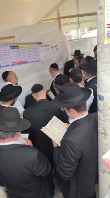 הגאון רבי משה צדקה שליט"א ביים מתפלל זיין ביים ציון פון מרן הגאון ר' עובדי' יוסף זצ"ל אין ירושלים