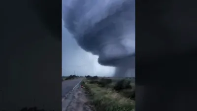 שרעקעדיגע סצענע: א ריזיגע וואלקן טונקלט אפ די וועגן אין אורוגוויי