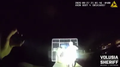 העלדישער פאליציאנט ווארפט זיך אריין אין שארק וואסערן צו ראטעווען א 72-יעריגן מאן