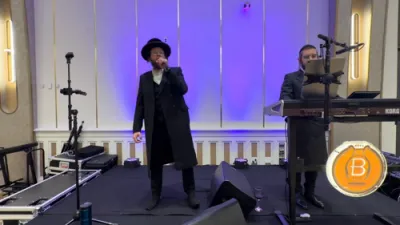 בענצי וועבערמאן מיט בערי גלויבער אויף די קיבאורד ביי א היימישע חתונה - משפחת שישא און פישער