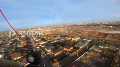 שרעקעדיגע ווידעא: א פעראשוט שפרינגער קראכט אריין אין א הויז