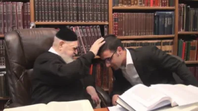 דרייצן יאר נאך דער פטירה פון הגאון רבי עובדיה יוסף זצ"ל ווערט פארשפרייט א ווידעא ווי מען זעט זיין אהבת ישראל