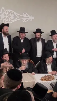   ביי א משפחה שמחה האט הגאון רבי דוב לאנדא שליט"א געבעטן דעם זינגער צו זינגען "אני מאמין", צוליב דער שווערער מצב אין ארץ ישראל.