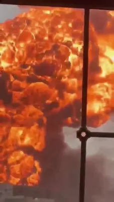 פייער באלי איבער סאנא: סאודישע אטאקע פארברענט א הוטי אויל דעפא נאך א ווארענונג