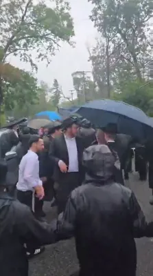 רעגן שטערט נישט די שמחה ביי א תהלוכת הכנסת ספר תורה