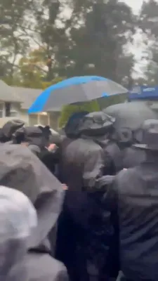 רעגן שטערט נישט די שמחה ביי א תהלוכת הכנסת ספר תורה